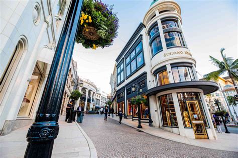 boutiques on rodeo drive.